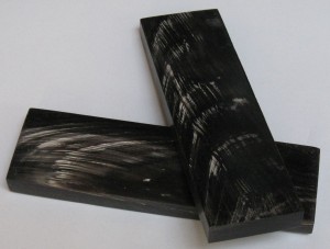 Płytka 126x38x7-9 mm, czarna z białymi paskami, sztuka